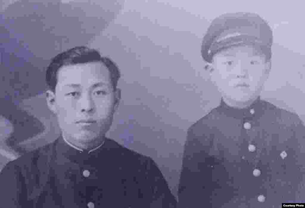 1939년 4월, 7살 당시 북한 단천에서 초등학교를 다닌 노금석(오른쪽) 씨와 아버지. (노금석 제공)