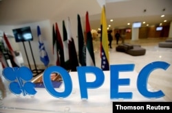 Logo OPEC saat pertemuan informal antara anggota Organisasi Negara Pengekspor Minyak (OPEC) di Aljir. (Foto: Reuters)