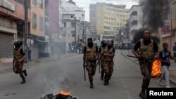 Polisi wa kuzuia gasia wakishika doria kwenye mji mkuu wa Madagascar, Antananarivo, baadha ya ghasia wakati wa kampeni.