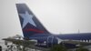 Un avión de la aerolínea Latam Argentina se asienta en la pista del aeropuerto Jorge Newbery, en Buenos Aires,el pasado 22 de julio.