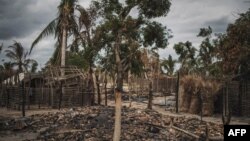 Le village d'Aldeia da Paz après avoir été attaqué et incendié à l'extérieur de Macomia, dans la province de Cabo Delgado, au nord du Mozambique, le 24 août 2019.