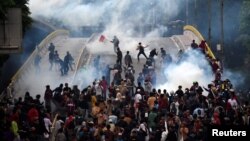 Para mahasiswa bentrok dengan polisi dalam unjuk rasa di Jakarta, 25 September 2019. (Foto: Antara/Reuters)