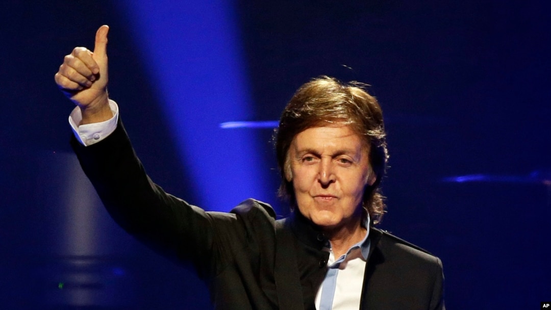 Paul McCartney dalam pertunjukan tur dunia "Out There!" di Orlando, Florida tahun lalu.