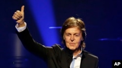 Paul McCartney dalam pertunjukan tur dunia "Out There!" di Orlando, Florida tahun lalu.