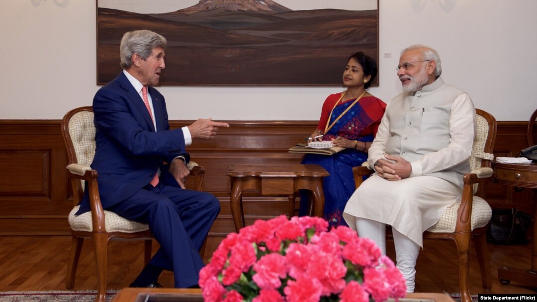 AQSh Davlat kotibi Jon Kerri (chapda) Hindiston Bosh vaziri Narendra Modi bilan, Dehli, Hindiston, 31-avgust, 2016-yil.