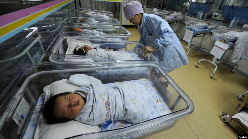 中国女性权益观察：去年新生儿同比大跌15% 中国恐“未富先老”