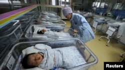 Seorang perawat merawat bayi-bayi yang baru lahir di sebuah rumah sakit di China, 21 April 2011. 