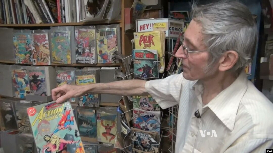Dennis Webb, pemilik toko “Exotic Planterium and Card and Comic Collectorama” di Alexandria, Virginia, USA.