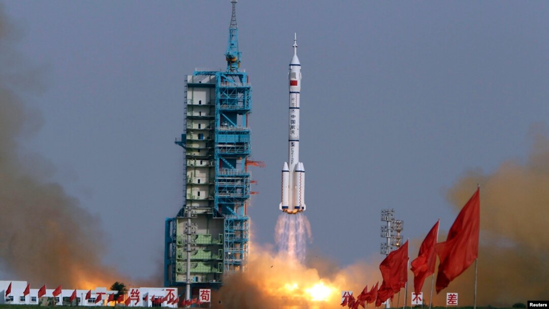 Roket "Long March II-F" meluncurkan Shenzhou-9 yang membawa astronot Jing Haipeng, Liu Wang dan Liu Yang dalam misi antariksa saat lepas landas dari pusat peluncuran satelit Jiuquan, propinsi Gansu, Tiongkok, 16 Juni 2012. (Foto: dok). Tiongkok berencana akan kembali meluncurkan pesawat antariksa berawak, Shenzou-10, yang akan mengangkut tiga awak sekitar bulan Juni-Agustus tahun ini.