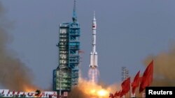 Roket "Long March II-F" meluncurkan Shenzhou-9 yang membawa astronot Jing Haipeng, Liu Wang dan Liu Yang dalam misi antariksa saat lepas landas dari pusat peluncuran satelit Jiuquan, propinsi Gansu, Tiongkok, 16 Juni 2012. (Foto: dok). Tiongkok berencana akan kembali meluncurkan pesawat antariksa berawak, Shenzou-10, yang akan mengangkut tiga awak sekitar bulan Juni-Agustus tahun ini.