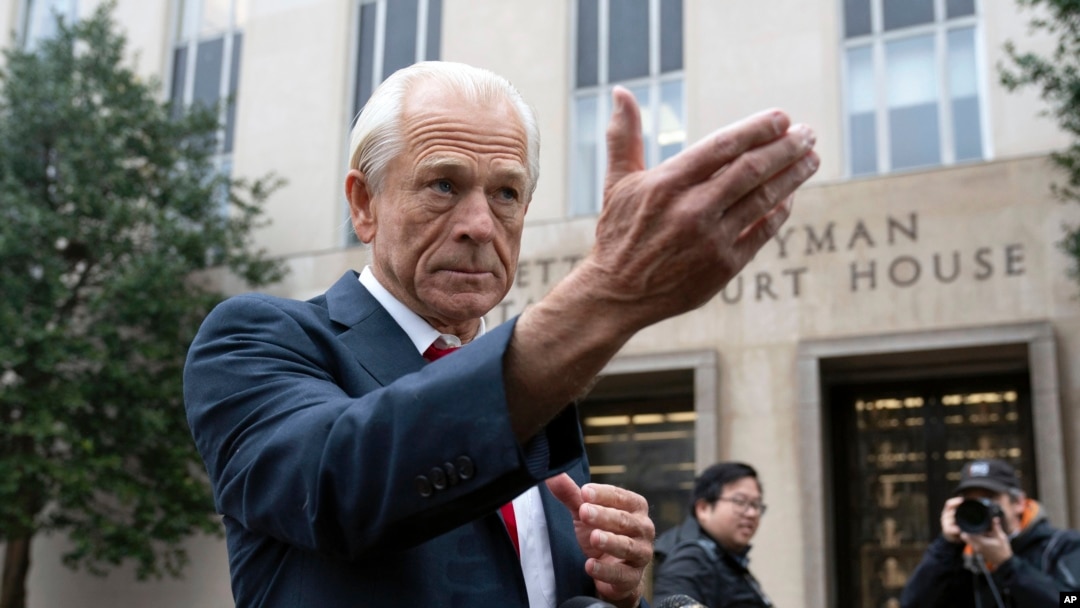Peter Navarro, un funcionario de la Casa Blanca durante el gobierno de Donald Trump, habla con los medios a su llegada a la corte federal en Washington, el 25 de enero de 2024. 