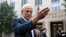 Peter Navarro, un funcionario de la Casa Blanca durante el gobierno de Donald Trump, habla con los medios a su llegada a la corte federal en Washington, el 25 de enero de 2024. 