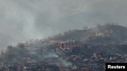 El humo se eleva en Mamoudzou, después del ciclón Chido, visto desde el aeropuerto internacional Dzaoudzi-Pamandzi en Pamandzi, Mayotte, Francia, el 17 de diciembre de 2024.