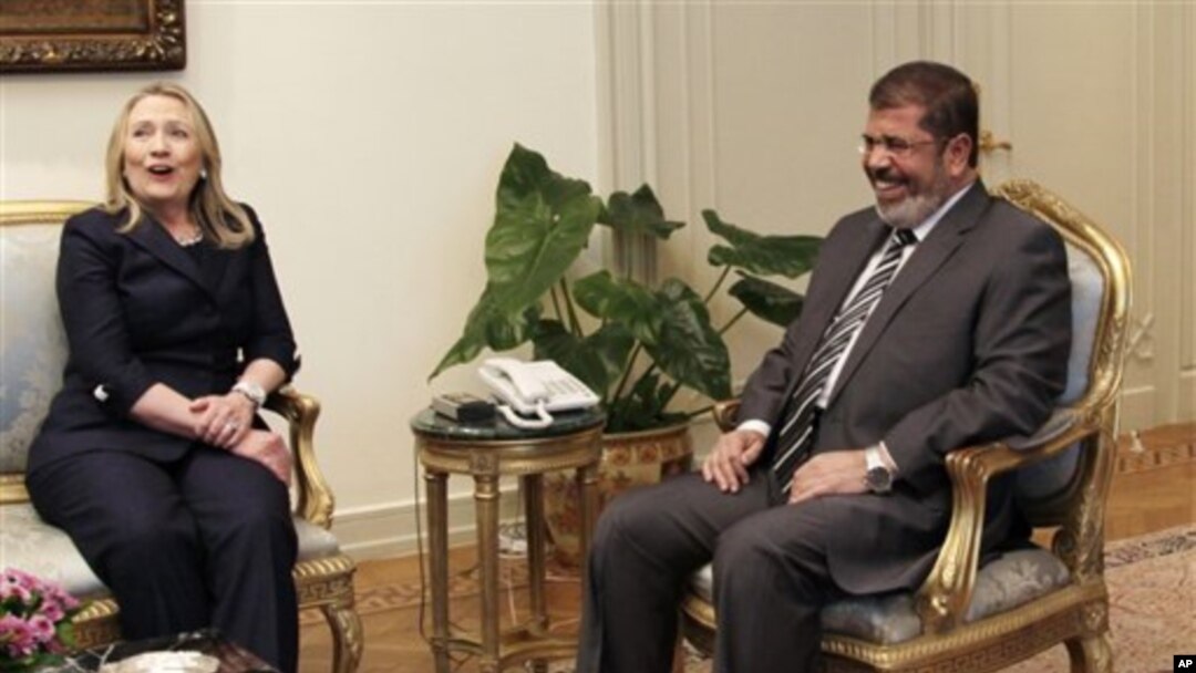 Menlu AS Hillary Clinton (kiri) melakukan pembicaraan dengan Presiden Mesir, Mohammed Morsi di Istana Presiden di Kairo, Sabtu (14/7). 