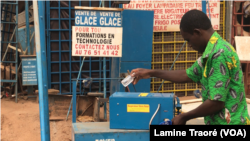 Issa Kouakou avec son invention, son respirateur, à Ouagadougou, le 21 avril 2020. (VOA/Lamine Traoré)