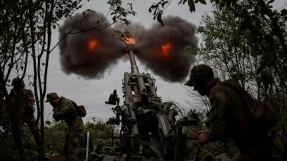 En esta foto del folleto publicada por el Servicio de Prensa del Ministerio de Defensa de Rusia el 20 de julio de 2022, los soldados rusos disparan un mortero desde su posición en un lugar no revelado en Ucrania.