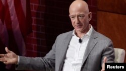 CEO Amazon, Jeff Bezos berkunjung ke Berlin 