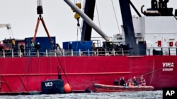 Kubah dari kapal selam UC3 Nautilus yang dibangun secara pribadi yang baru-baru ini tengelam tampak di sisi kapal penyelamat selama operasi yang dilaksanakan sehubungan dengan sebuah investigasi kejahatan di Selat Oeresund dekat Kopenhagen, Denmark (foto: Jacob Ehrbahn/Ritzau Foto via AP)