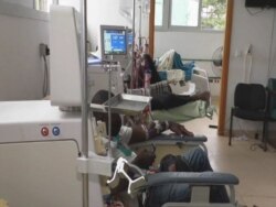 Patients undergoing dialysis treatment at Yaoundé University Teaching Hospital. (Moki Edwin Kindzeka/VOA)