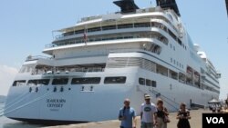 Kapal Seabourn Odyssey bersandar di Pelabuhan Tanjung Perak Surabaya, Rabu, 20 Maret 2013. (VOA/Petrus Riski)