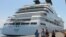 Kapal Seabourn Odyssey bersandar di Pelabuhan Tanjung Perak Surabaya, Rabu, 20 Maret 2013. (VOA/Petrus Riski)