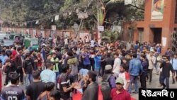 তিতুমীর কলেজকে বিশ্ববিদ্যালয় ঘোষণার দাবিতে শিক্ষার্থীরা সড়ক অবরোধ করে যান চলাচল বন্ধ করে দেয়। ৩০ জানুয়ারি, ২০২৫।