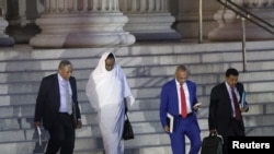 Waziri wa Mambo ya Nje wa Sudan, Asma Mohamed Abdalla na ujumbe aliofuatana nao ukiondoka Wizara ya Fedha ya Marekani. 