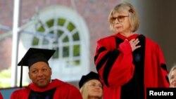 Archivo. El músico Wynton Marsalis (izquierda) aplaude mientras la autora Joan Didion (derecha) recibe un título honorario de Doctor en Letras en la 358a graduación de la Universidad de Harvard en Cambridge, Massachusetts, 4 de junio de 2009.