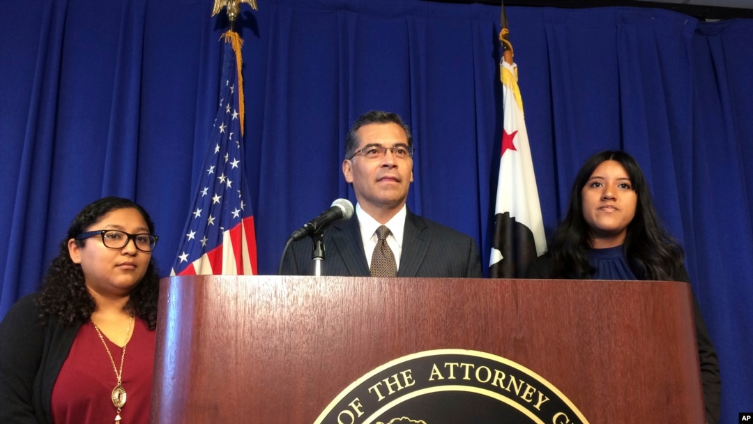 Tổng chưởng lý Xavier Becerra của bang California.