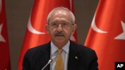 Turkey's main opposition Republican People's Party leader Kemal Kilicdaroglu speaks during a meeting with journalists in Istanbul, April 7, 2017. 