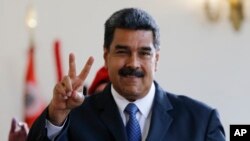 El presidente Nicolás Maduro realiza la señal de la victoria después de reunirse con el expreimer ministro español, Luis Rodríguez Zapatero, en Caracas el viernes 18 de mayo.