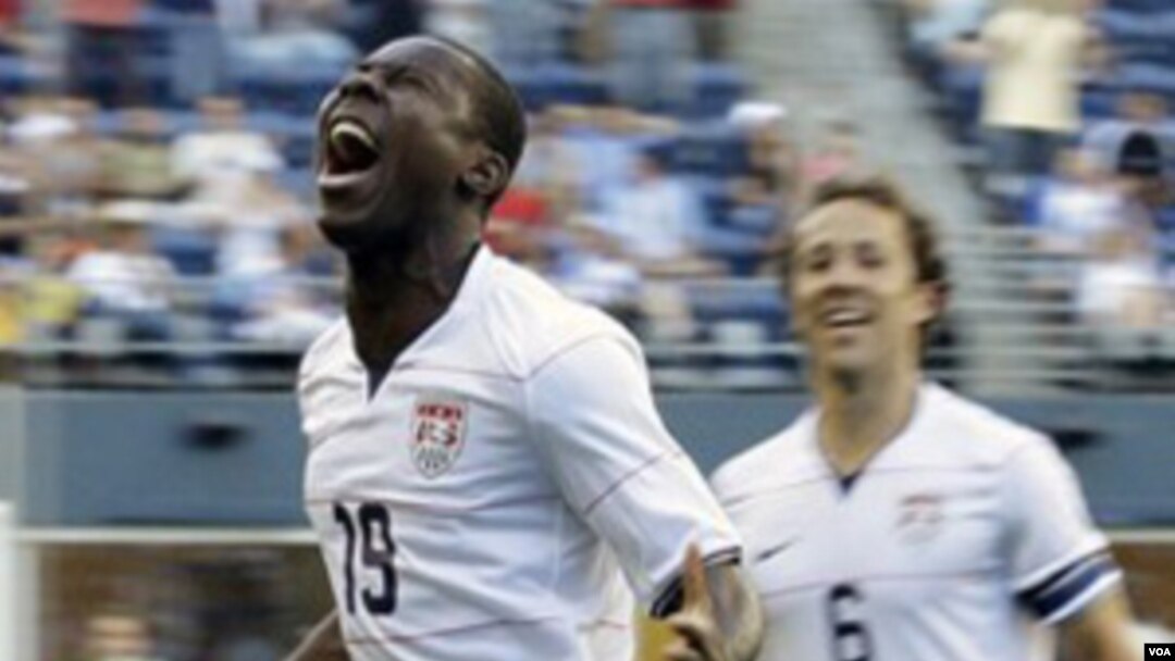 Freddy Adu, kiri, merayakan gol dengan rekannya Steve Cherundolo ketika melawan Grenada di Piala Emas CONCACAF tahun 2009.