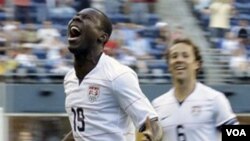 Freddy Adu, kiri, merayakan gol dengan rekannya Steve Cherundolo ketika melawan Grenada di Piala Emas CONCACAF tahun 2009.