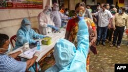 Vashandi vezvehutano vachivheneka vanhu kana vaine chirwere cheCOVID-19. Vanachiremba vave kutyira kupararira kwechirwere ichi kumaruwa. (Photo by INDRANIL MUKHERJEE / AFP)
