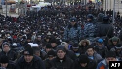 Տասնյակ հազարավոր մահմեդականներ աղոթում են մոսկովյան սառնամանիքի պայմաններում