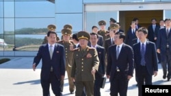 지난달 22일 평양 공항에서 방중 길에 오르는 김정은 특사 최룡해(왼쪽 두번째)를 배웅하는 류홍차이 북한주재 중국대사(오른쪽 두번째).