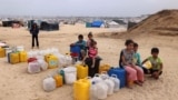 اسرائیل حماس تنازعہ کے درمیان بے گھر فلسطینی بچے 26 اپریل 2024 کو جنوبی غزہ کی پٹی میں رفح میں اپنے خیمہ کیمپ میں پانی کی فراہمی کے لیے کنٹینرز کا انتظار کر رہے ہیں۔فوٹواے ایف پی
