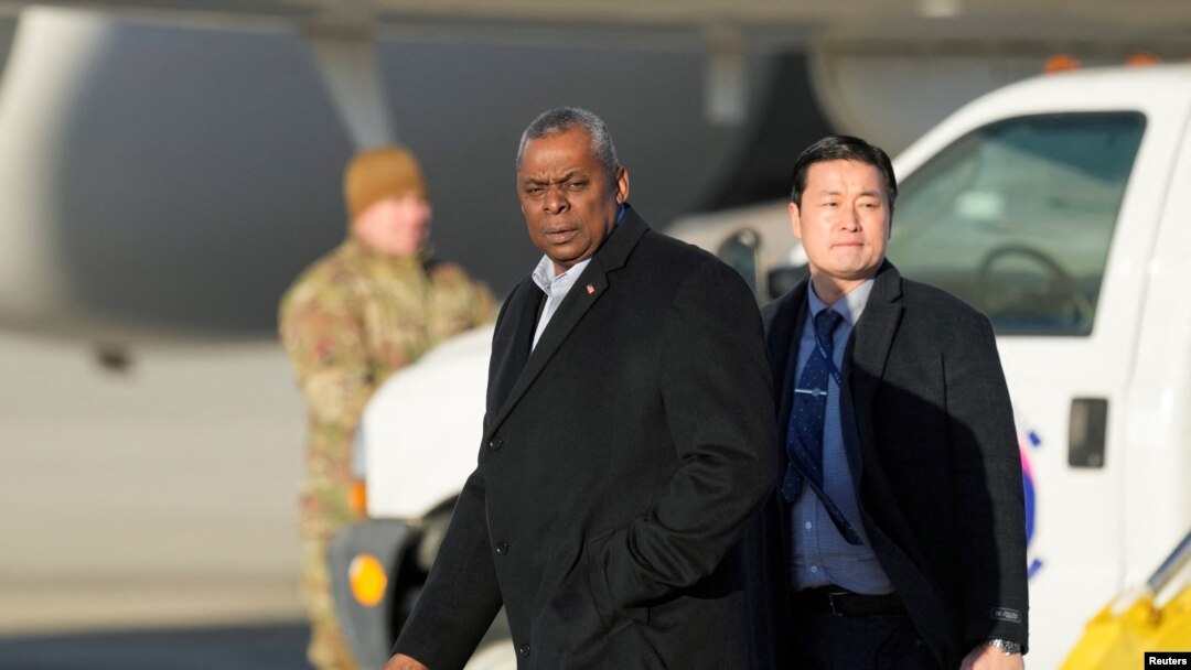 Menteri Pertahanan A.S. Lloyd Austin berjalan menuju helikopter setibanya di Pangkalan Udara Osan di Pyeongtaek, Korea Selatan 30 Januari 2023. (Lee Jin-man/Pool via REUTERS)