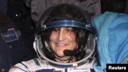 Astronot Sunita Williams dari Amerika, salah satu astronot Stasiun Antaraiksa Internasional (ISS( tersenyum seusai pendaratannya di dekat kota Arkalyk, utara Kazakhstan (19/11). Sunita Williams telah kembali ke bumi bersama dua rekan astronotnya, Akihiko Hoshide (Jepang) dan Yury Malenchenko (Rusia) dengan kapsul Soyuz.