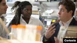 Michael King, profesor de ingeniería biomédica de la Universidad de Cornell, con estudiantes en el laboratorio.