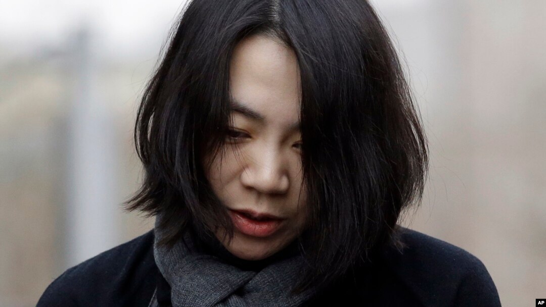 Cho Hyun-ah, mantan kepala layanan kabin Korean Air, tiba di kantor Kementerian Infrastruktur dan Transportasi di Seoul, Korea Selatan (12/12). (AP/Lee Jin-man)