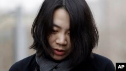 Cho Hyun-ah, mantan kepala layanan kabin Korean Air, tiba di kantor Kementerian Infrastruktur dan Transportasi di Seoul, Korea Selatan (12/12). (AP/Lee Jin-man)