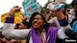 Slavlje izvan sudnice u Nju Delhiju nakon izricanja smrtne kazne četvorici muškaraca osuđenih za prošlogodišnji brutalni napad