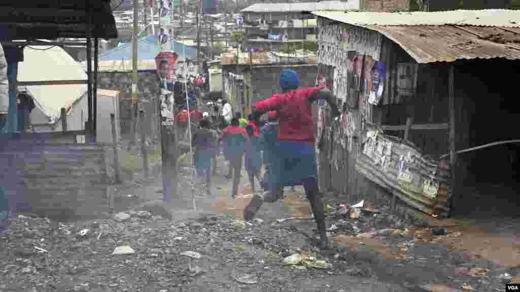 Les manifestant essayent de fuir les forces de sécurité kényanes lors d&#39;une manifestation à Mathare, le 9 août 2017.