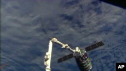 NASA je emitovala snimak procesa privlačenja teretne kapsule Signus i njenog spajanja sa Međunarodnom svemirskom stanicom