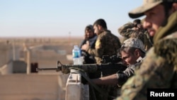 Archives : Un combattant des Forces démocratiques syriennes (SDF) examine la portée de son arme dans le village de Tal Samin, au nord de la ville de Raqqa, en Syrie, le 19 novembre 2016. REUTERS / Rodi Said - RTSSERJ