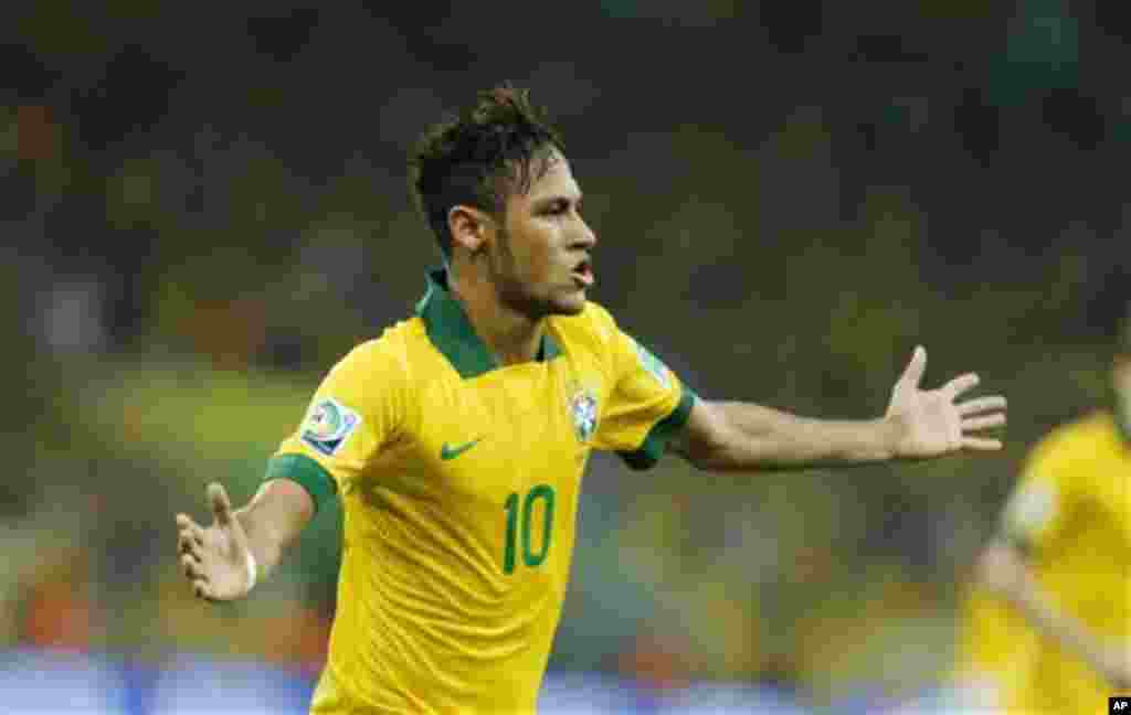 Brazil's Neymar celebrates scoring his side's 2nd goal during the soccer Confederations Cup final between Brazil and Spain at the Maracana stadium in Rio de Janeiro, Brazil, Sunday, June 30, 2013. (AP Photo/Victor R. Caivano) 