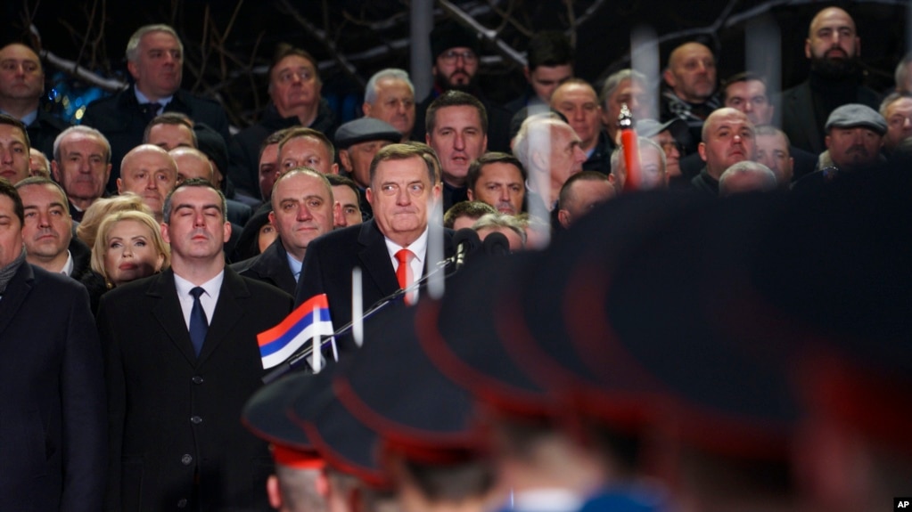 Zvaničnici Republike Srpske posmatraju paradu povodom obilježavanja neustavnog Dana Republike Srpske, 9. januara 2024. (Foto: AP/Radivoje Pavičić)