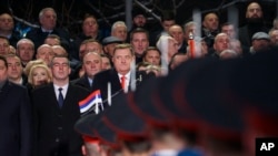 Zvaničnici Republike Srpske posmatraju paradu povodom obilježavanja neustavnog Dana Republike Srpske, 9. januara 2024. (Foto: AP/Radivoje Pavičić)