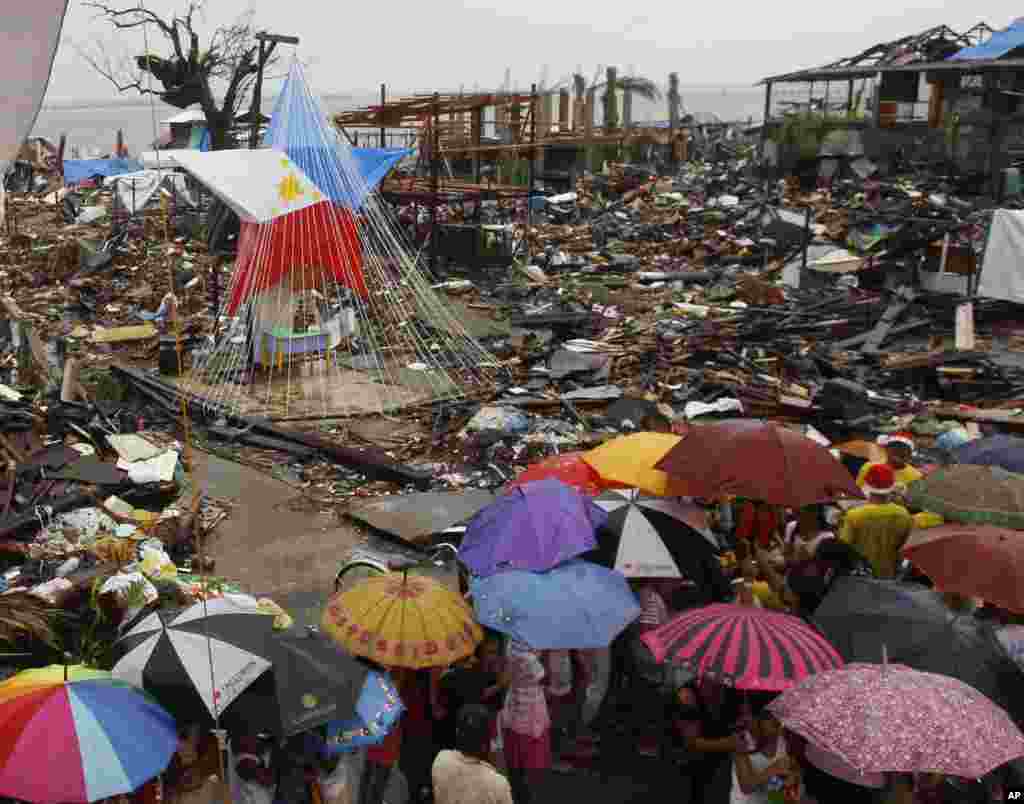 Children line up to receive a Christmas gift from volunteers in Tacloban, Philippines, Dec. 25, 2013. 